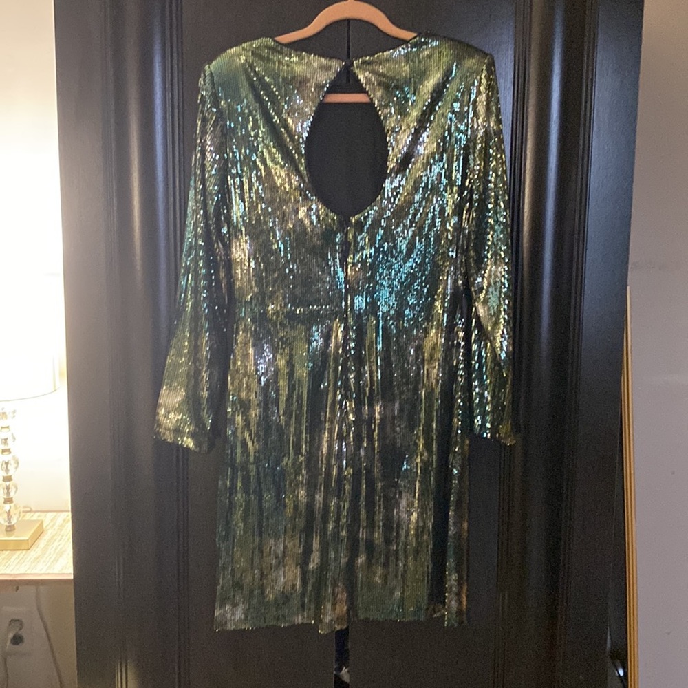 Vince Camuto Ruched Sequin Long Sleeve Body-Con Dress. Color: Olive. Size: 16. - Picture 2 of 2